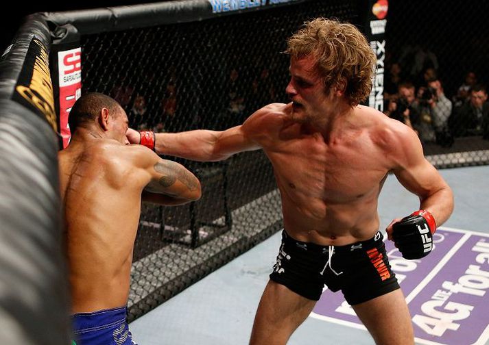 vígalegur Gunnar Nelson sækir hér að Jorge Santiago.Nordicphotos/getty