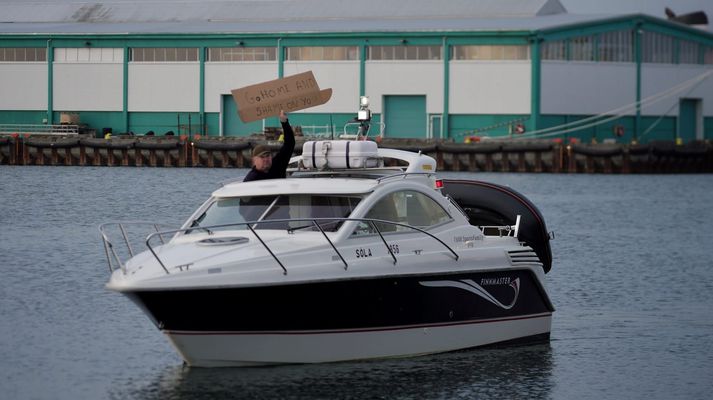 „Go home and shame on you“ eða „Farið heim og skammist ykkar“ voru skilaboð Einars við Reykjavíkurhöfn. Hann fékk stuðning frá áhöfnum hvalveiðibáta Hvals hf.