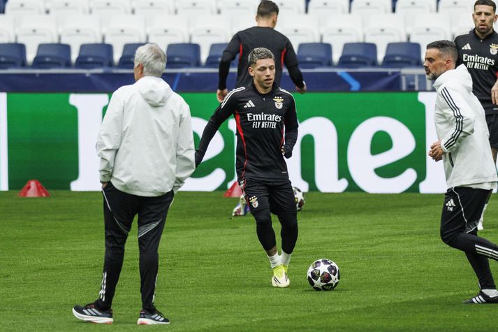 Gianluca Prestianni sést hér á æfingunni fyrir fram Jose Mourinho á Bernabeu-leikvanginum í kvöld.