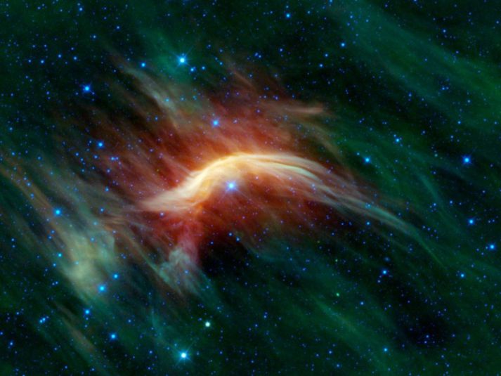 Stjarnan á þessari óvenjulegu mynd heitir Zeta Ophiuchi. Hún er í 450 ljósára fjarlægð í stjörnumerkinu Naðurvalda, blá og massamikil á fleygiferð um geiminn, nærri 90 þúsund km hraða á klukkustund. Eitt sinn tilheyrði hún tvístirnakerfi en þegar förunauturinn sprakk þeytti hann Zeta Ophiuchi á hraðferð um geiminn. Nánar er hægt að fræðast um stjörnuna á Stjörnufræðivefnum.