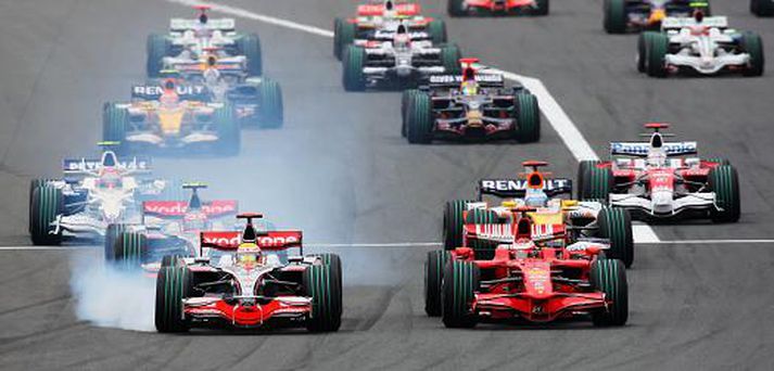 Kimi Raikkönen var ekki hrifinn af akstursmáta McLaren ökumannanna á Fuji brautinni og Hamilton var refsað fyrir aðafarir sínar í fyrstu beygju.