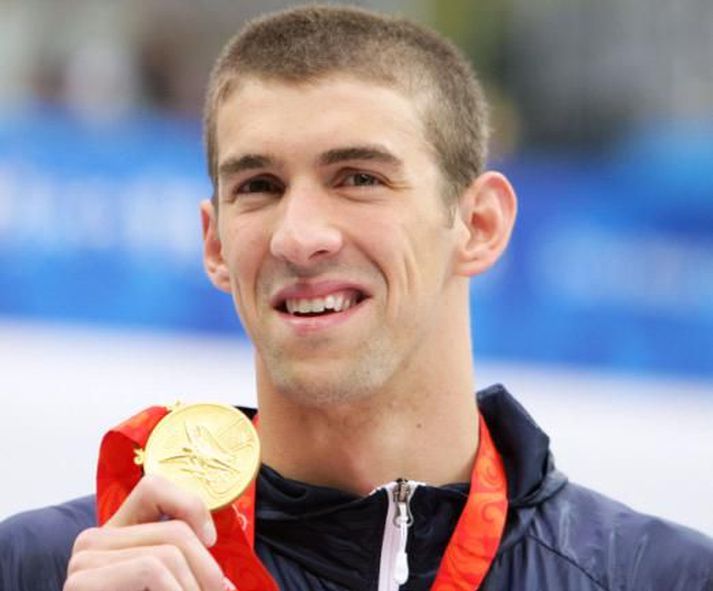 Phelps með ein af átta gullverðlaunum sínum sem hann vann á Ólympíuleikunum.