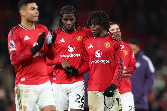 Ayden Heaven og Patrick Dorgu fagna saman sigri Manchester United á Newcastle í gær en þeir voru tveir bestu leikmenn United í leiknum.