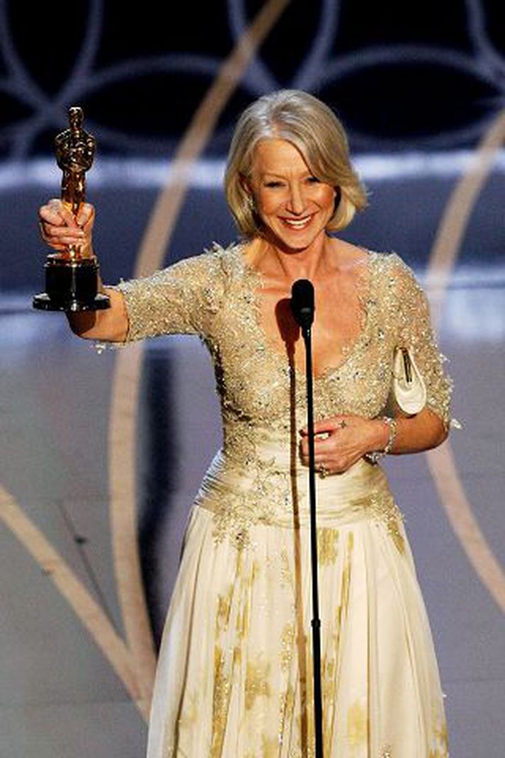 Helen Mirren hrósar Russel Brand í hástert fyrir frammistðu hans í endurgerðinni af Arthur frá árinu 1981.