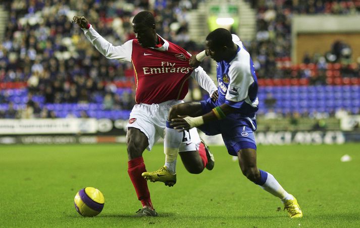 Eboue í baráttunni í leik með Arsenal síðasta tímabil.
