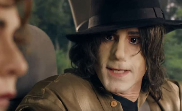 Joseph Fiennes sem Michael Jackson í bresku gamanþáttunum Urban Myths.