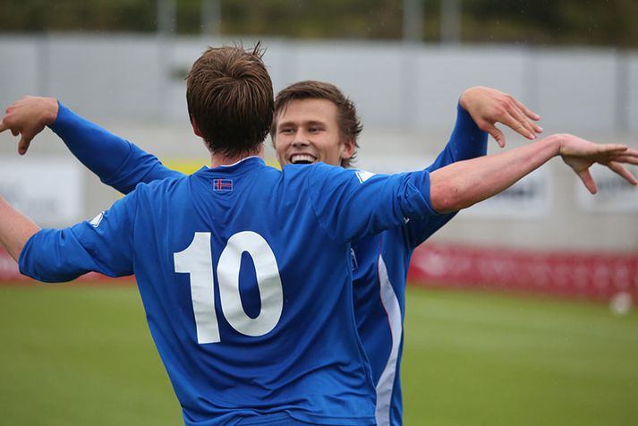 Arnór Ingvi fagnar markaskoraranum Emil Atlasyni í U-21 árs leiknum í dag.