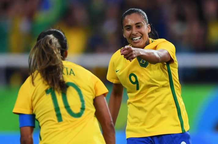 Andressa Alves fagnar með Mörtu í kvöld.