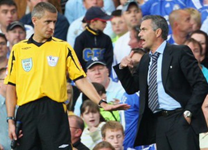 Mourinho var ekki sáttur við dómgæsluna í gær