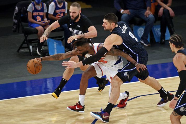 Reggie Bullock nær boltanum í baráttu við Nikola Vucevic og Evan Fournier í sigri New York Knicks á Orlando Magic.