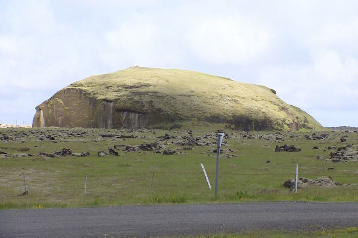 Orustuhóll blasir við frá hringveginum um Skaftárhrepp, milli Kirkjubæjarklausturs og Lómagnúps. Á skilti við þjóðveginn er nafn hans ritað Orrustuhóll en í bók Dynskóga, Sögufélags Vestur-Skaftfellinga, um Brunasand, sem út kom árið 2015, er nafnið ritað Orustuhóll.