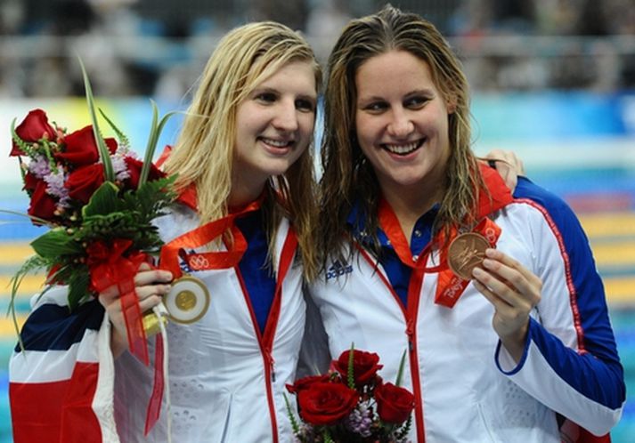 Rebecca Adlington til vinstri með Jo Jackson.