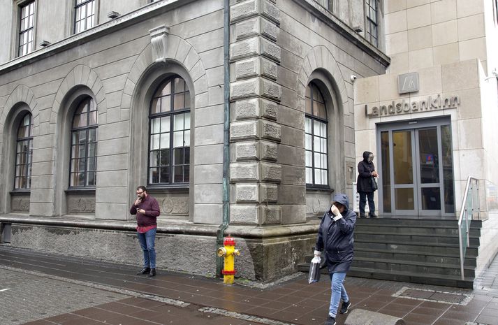 Landsbankinn segir lausafjárstöðu bankans áfram sterka. 