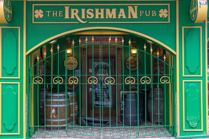 Fjöldi gesta sem var á Irishman Pub smitaðist af kórónuveirunni.