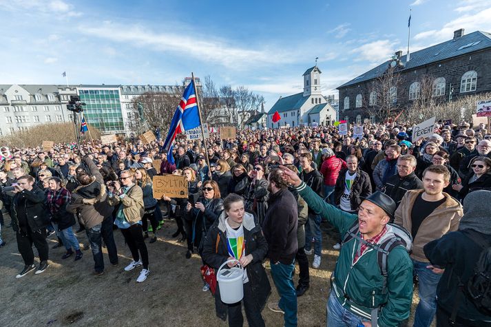 Talið er að 22 þúsund manns hafi mætt á Austurvöll til að krefjast afsagnar ríkisstjórnar Sigmundar Davíðs Gunnlaugssonar eftir að upp komst um tengsl hans við aflandsfélagið Wintris. Andrúmsloftið einkenndist af miklum tilfinningum, hávaða og táknrænum mótmælaaðgerðum.