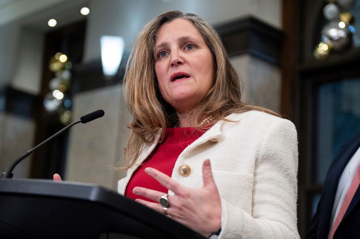 Chrystia Freeland varð fyrst kvenna fjármálaráðherra Kanada árið 2020 og þurfti þannig að stýra efnahagsmálum á tímum kórónuveirufaraldursins. Hún er af úkraínskum ættum og hefur verið ötull stuðningsmaður Úkraínu frá því að allsherjarinnrás Rússa hófst árið 2022.