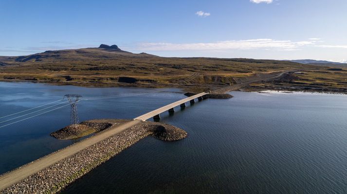 Frá nýju brúnni yfir Þorskafjörð. Í dag var lokið við að leggja fyrri umferð bundins slitlags á tenginguna að vestanverðu og seinni umferð slitlags að austanverðu. Þar með er klæðning komin á alla 2,7 kílómetrana. Upp úr mánaðamótum verður byrjað að setja upp vegrið.