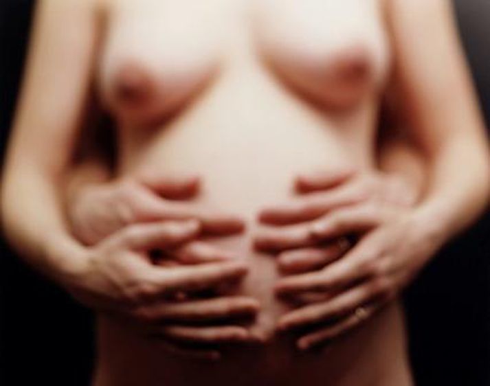 Móðirinn sprautaði sig með Heróíni á meðgöngunni.