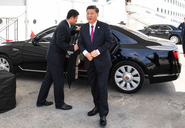 Xi Jinping, forseti Kína, sést hér í Port Moresby, við einn af þeim bílum sem yfirvöld flutti inn fyrir ráðstefnuna.