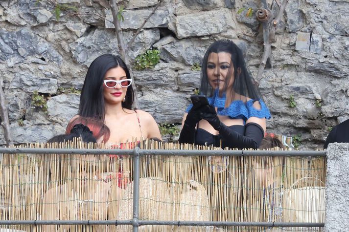 Kourtney Kardashian og Kylie Jenner snæða hádegisverð ásamt öðrum fjölskyldumeðlimum á San Fruttuoso.