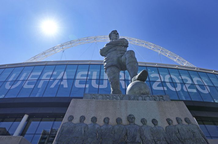 Bobby Moore styttan fyrir utan Wembley leikvanginn þar sem hann tók á móti HM bikarnum 1966 eftir sigur á Vestur Þjóðverjum í úrslitaleik.