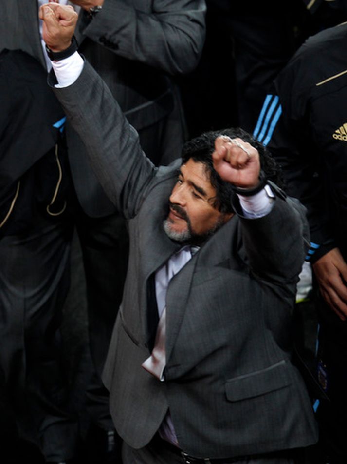 Diego Maradona, þjálfari Argentínu, fagnar sigri í dag.