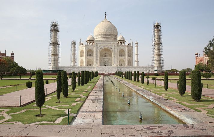 Taj Mahal er einn vinsælasti ferðamannastaður Indlands.