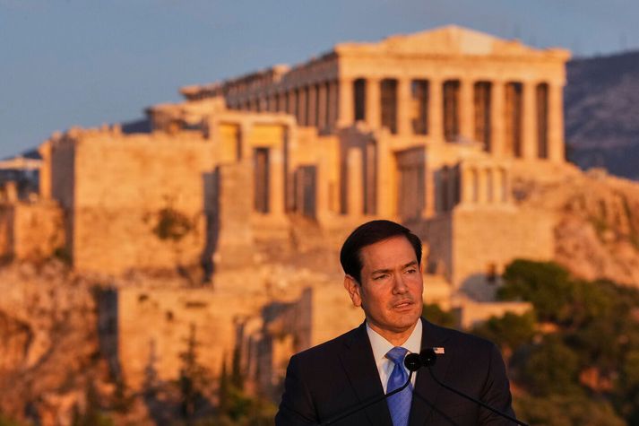 Marco Rubio í Aþenu í ljósaskiptunum í gær.
