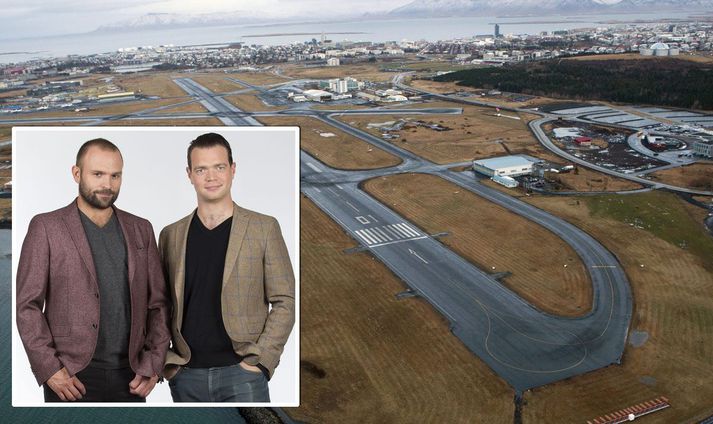 Rúnar Freyr (t.v.) segir að atriðið hafi verið ádeila á hitann í umræðunni um flugvöllinn.