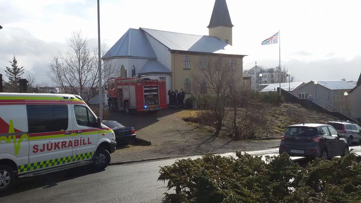 Slökkvilið og lögregla var snögg á staðinn þegar heitavatnsrör sprakk í Fríkirkjunni í Hafnarfirði.