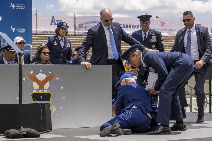 Joe Biden, forseti Bandaríkjanna, er hann féll á sviði í kvöld.