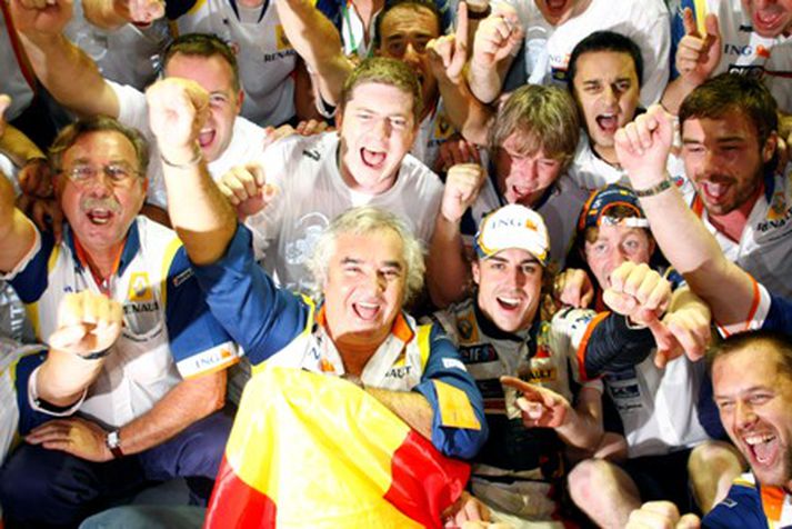 Flavio Briatore fagnar öðrum af tveimur sigrum í Formúlu 1 að undanförnu með Fernando Alonso.