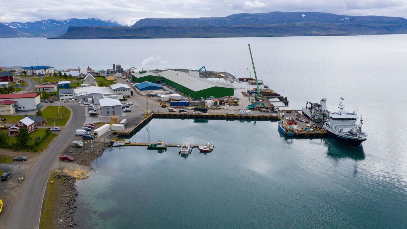 Harma launalækkanir í fisk­eldi á Vest­fjörðum