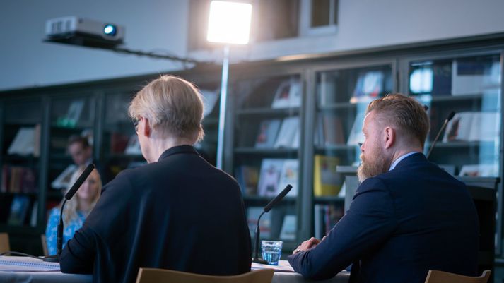 Peningastefnunefnd Seðlabankans leggur áherslu á að hún muni halda áfram að hækka vexti þar til dregur úr spennu í hagkerfinu.