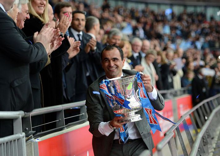 Roberto Martínez, knattspyrnustjóri Wigan, með bikarinn.