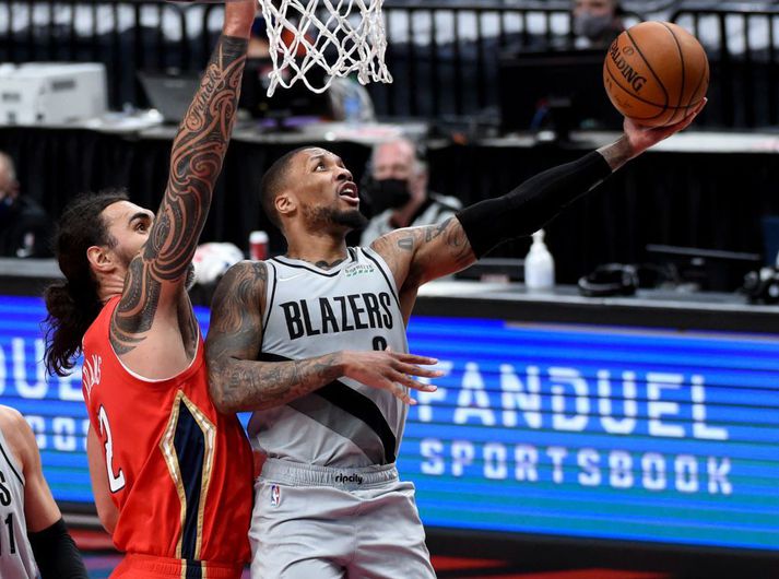 Damian Lillard kominn að körfunni í sigrinum á New Orleans Pelicans.