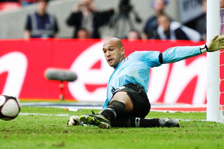Howard sést hér verja arfaslaka vítaspyrnu Dimitar Berbatov