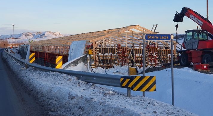 Skálinn sem hefur verið byggður yfir brúna svo hægt verði að steypa gólfið í vikunni við það hitastig, sem þarf.