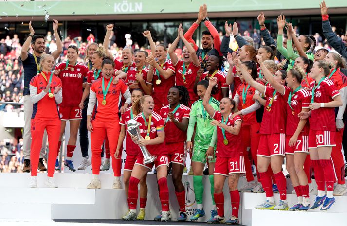 Glódís Perla er fyrirliði Bayern og tók við bikarnum. 