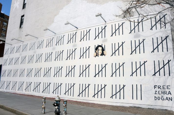 Nýjasta verkið úr smiðju Banksy er vegglistaverk sem beinist mjög gegn yfirvöldum í Tyrklandi.