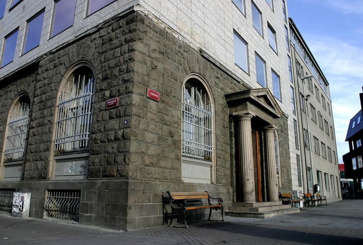 Hæstiréttur vísar til þeirrar meginreglu sakamálaréttarfars að héraðsdómari er ekki bundinn af fyrri úrlausn sinni í málinu.