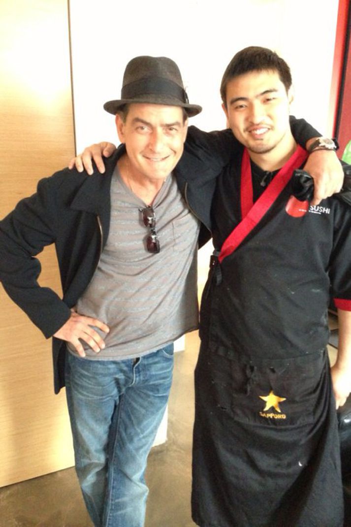 Charlie Sheen ásamt Helga, starfsmanni Ósushi.