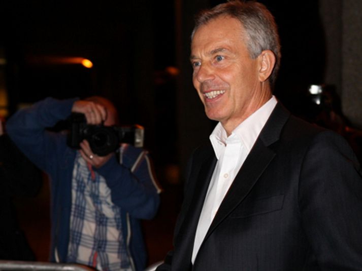Eggjum og skóm var meðal annars kastað í áttina að Tony Blair þegar hann ætlaði að árita endurminningar sínar.