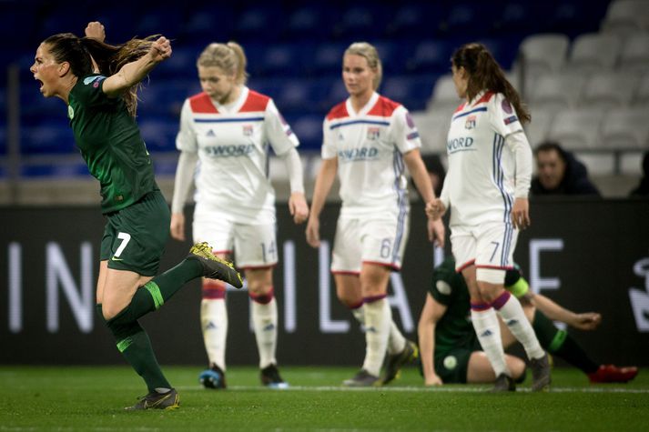Sara Björk fagnar marki Wolfsburg gegn Lyon í Meistaradeild Evrópu á síðasta tímabili.