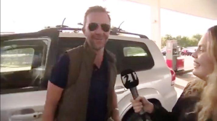 Skúli Mogensen er á leiðinni upp í bústað.