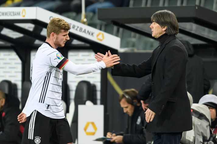 Joachim Löw tekur í spaðann á Timo Werner.