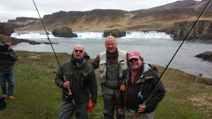 Gamlir karlar. Bubbi og Bó og milli þeirra er Einar Sigfússon sölustjóri veiðileyfa en hann fékk fyrsta laxinn í Norðurá á dögunum.