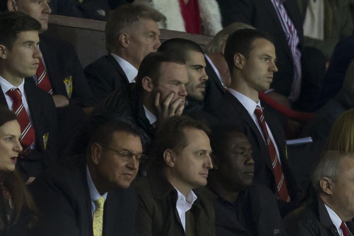 Victor Valdes og Wayne Rooney í heiðursstúkunni í gær.