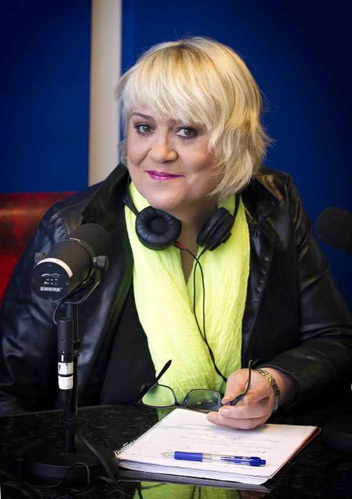 Arnþrúður er orðin vön að standa við hljóðnemann.