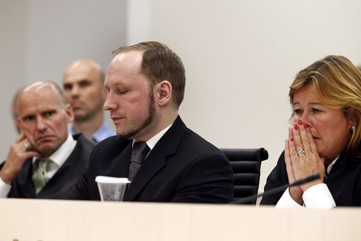 Breivik og lögmenn hans hlýða á dómara lesa upp úrskurð sinn í gær.